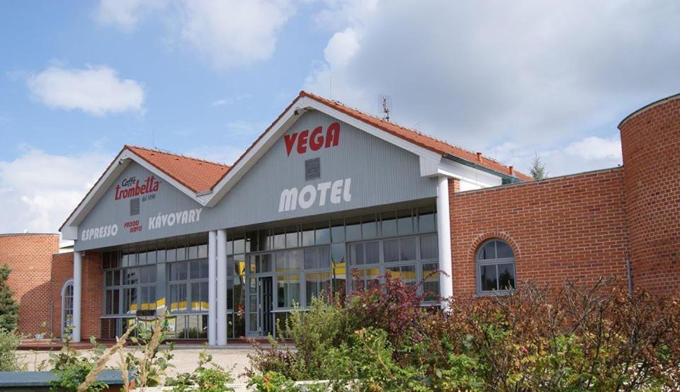 Motel Vega Sezimovo Usti Екстериор снимка